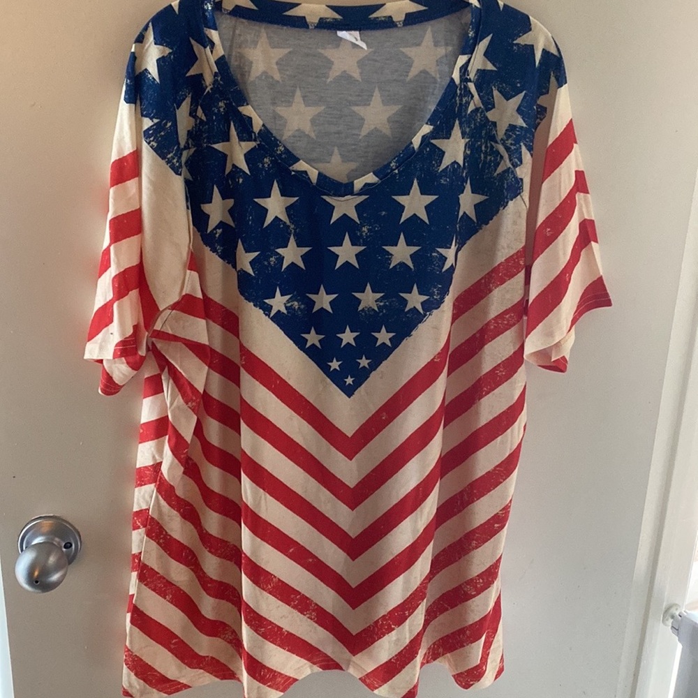 Short sleeve top with flag design. Very comfortable lightweight summer top